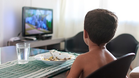 Más de la mitad de los anuncios en la tele de alimentos para niños son insanos